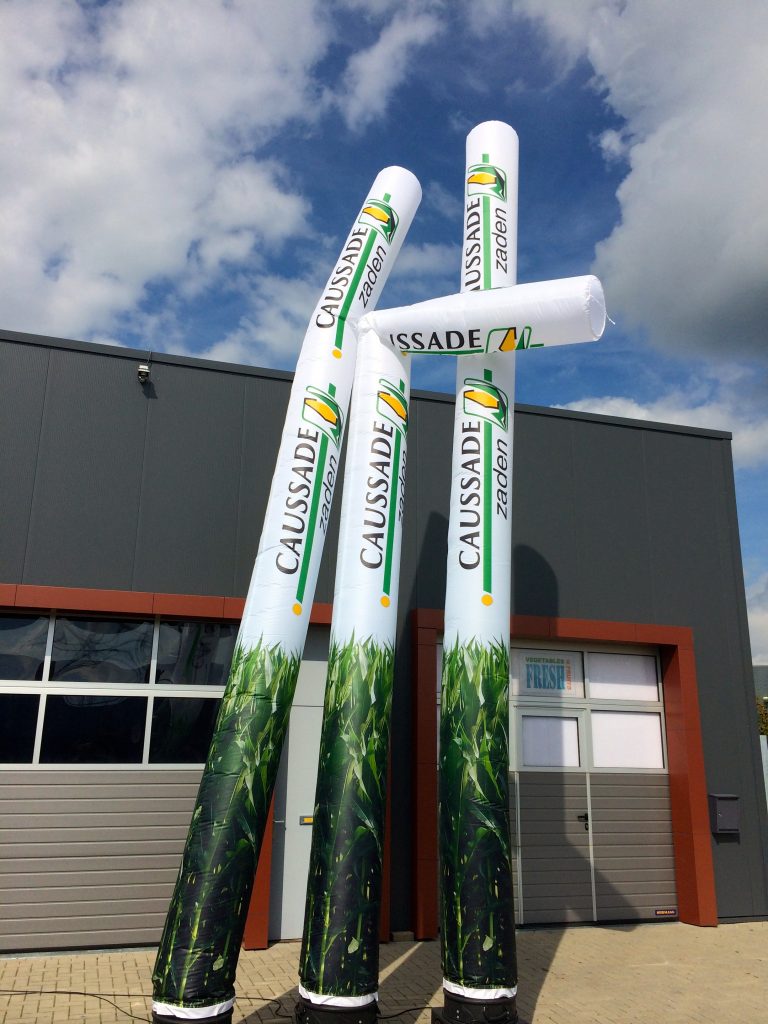 Drie wit-groene skydancers met logo voor een bedrijfspand