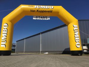 Gele opblaasbare finishboog met logo