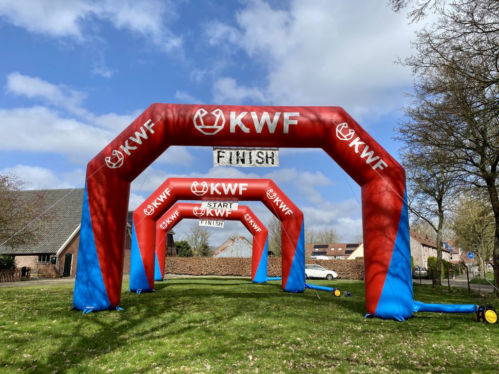 Reclameboog 9 x 6 meter met KWF-logo bij evenement, opblaasbare finishboog van Dutch Inflatable