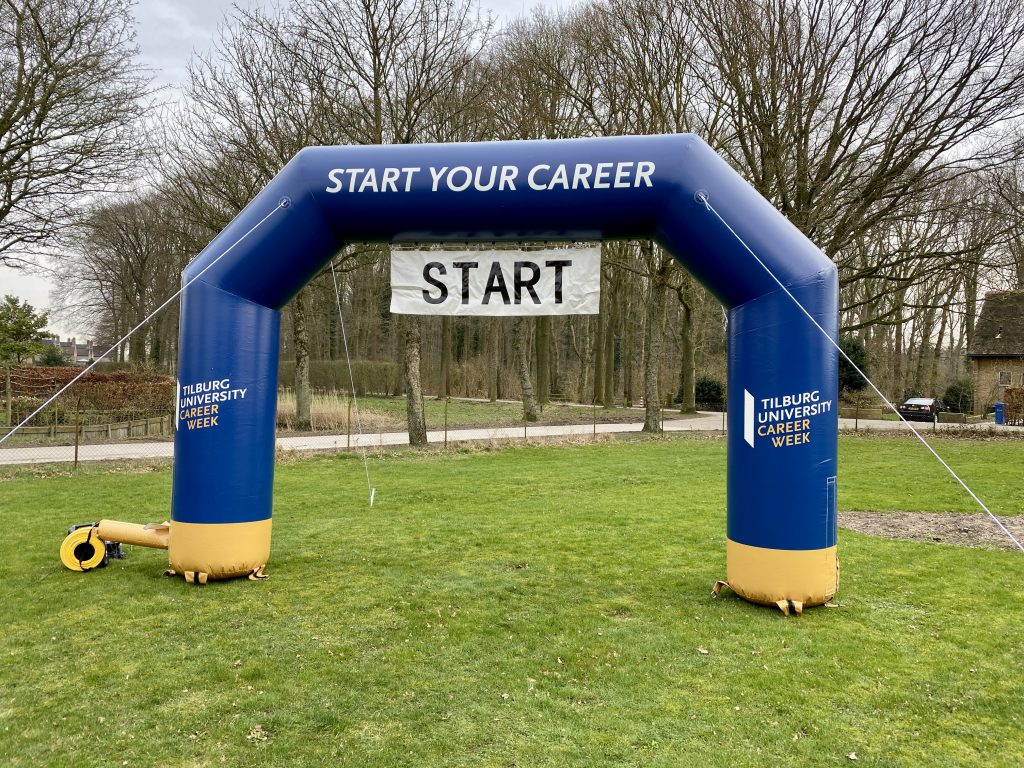 Reclameboog 6 x 4 meter met bedrijfslogo, opblaasbare finishboog van Dutch Inflatable