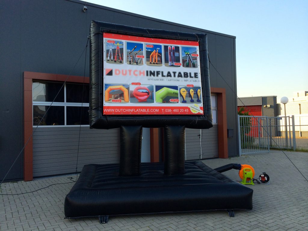 Opblaasbaar billboard met bedrukt reclamescherm op een opblaasbare voet