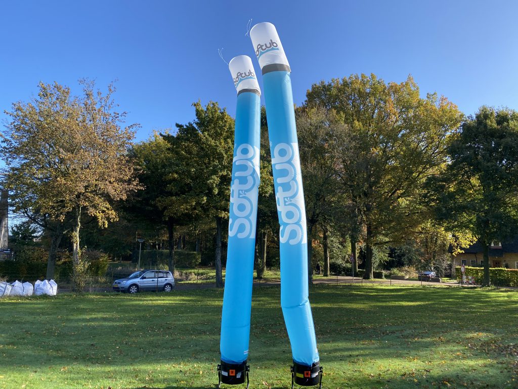Portfoliofoto: twee lichtblauwe opblaasbare skydancers met klantlogo, gerealiseerd project van Dutch Inflatable