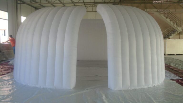 Portfoliofoto: witte opblaasbare evenemententent in opbouw, gerealiseerd project van Dutch Inflatable