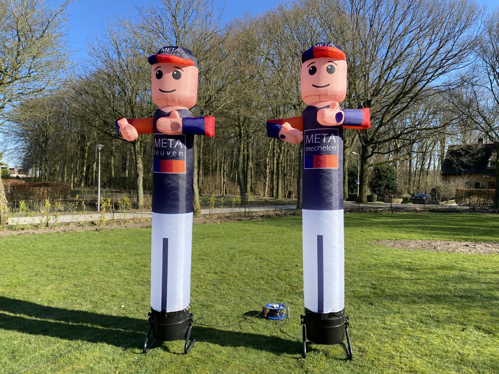 Portfoliofoto: twee opblaasbare skydancers met klantlogo, gerealiseerd project van Dutch Inflatable