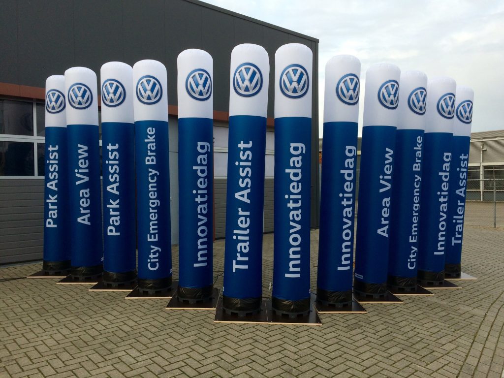 Portfoliofoto: rij opblaasbare aircylinders met Volkswagen-logo en tekst zoals Park Assist en Trailer Assist, gerealiseerd project van Dutch Inflatable