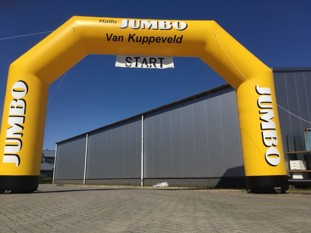 Portfoliofoto: gele opblaasbare finishboog met Jumbo Van Kuppeveld-logo, gerealiseerd project van Dutch Inflatable