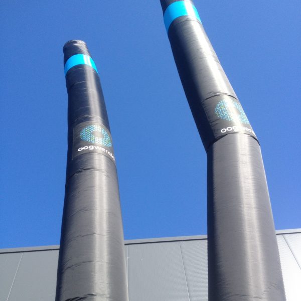Opblaasbare skytubes tegen een blauwe lucht