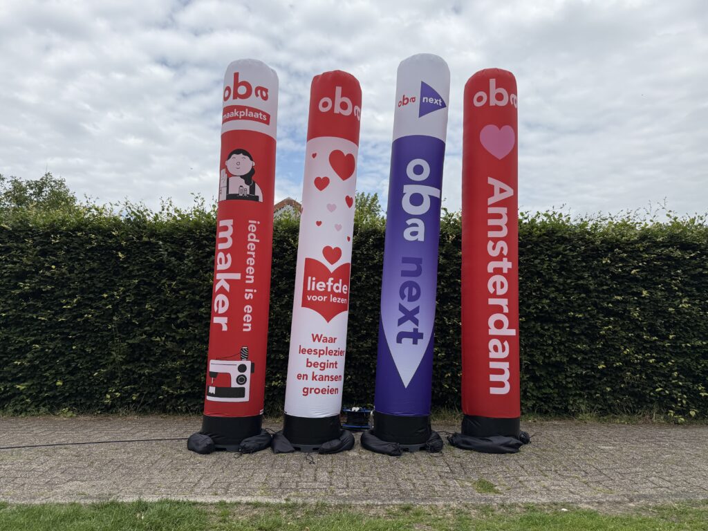 Vier bedrukte opblaasbare reclamepilaren naast elkaar