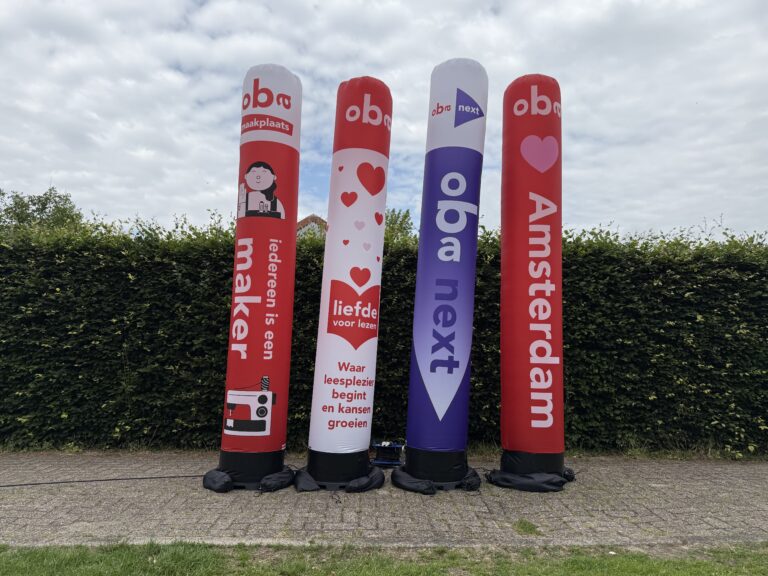 Vier bedrukte opblaasbare reclamepilaren naast elkaar