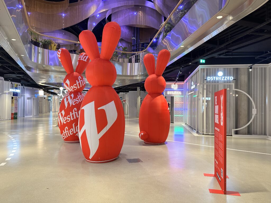 Rode opblaasbare objecten opgesteld in een evenementenlocatie