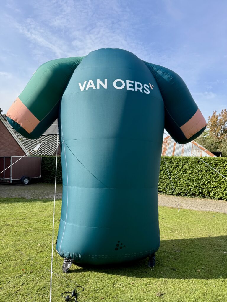 Opblaasbaar wielershirt met bedrukking op een grasveld