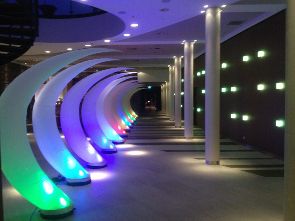 Verlichte opblaasbare bogen in een tunnel bij een evenement