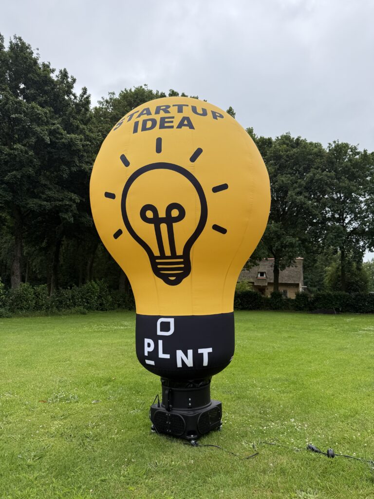 Opblaasbare gloeilamp als maatwerkobject op een grasveld