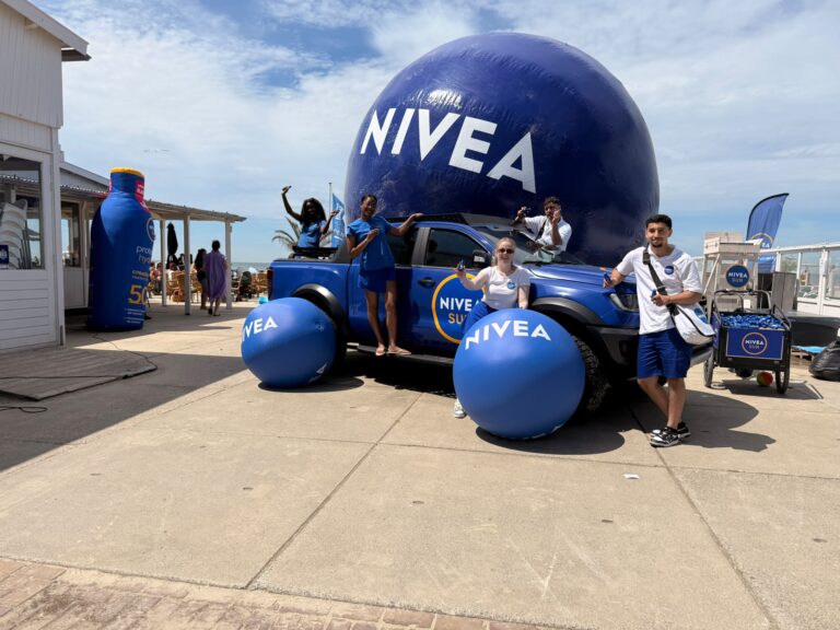 Opblaasbare reclameballon bij een merkactivatie met bezoekers