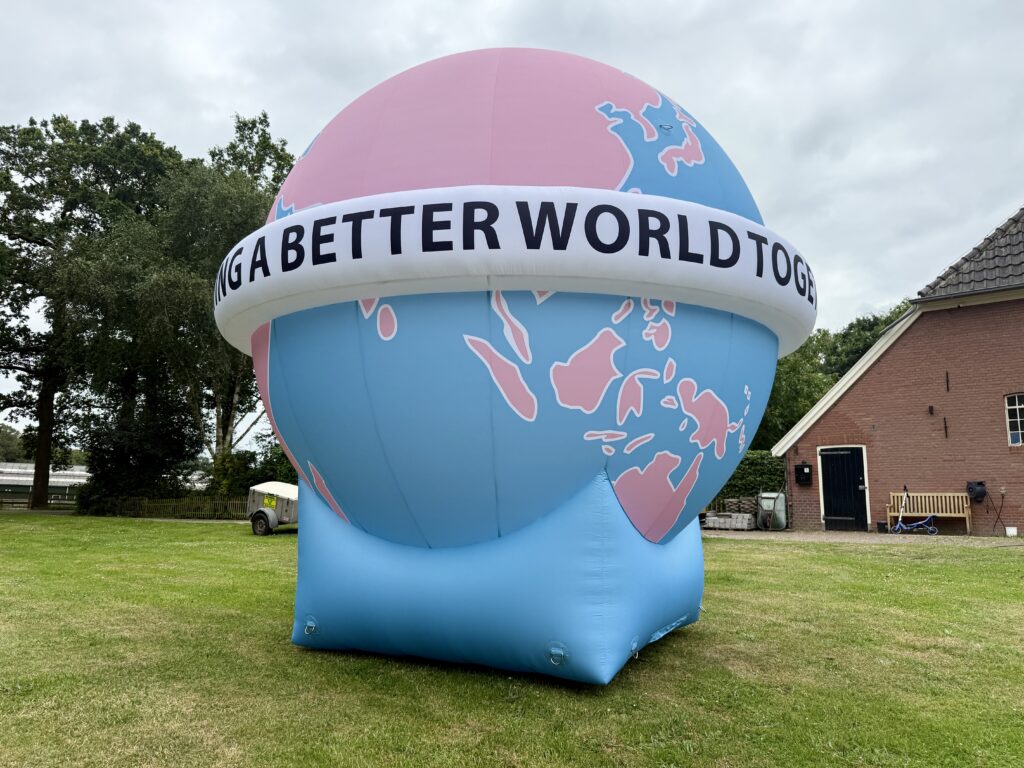 Grote opblaasbare reclameballon in de vorm van een wereldbol met bedrukking