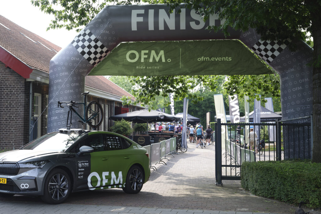 Opblaasbare finishboog bij de doorkomst van een evenement