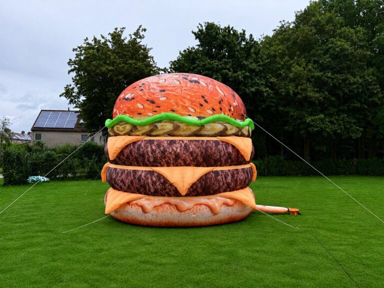 Opblaasbare productvergroting van een hamburger op een grasveld