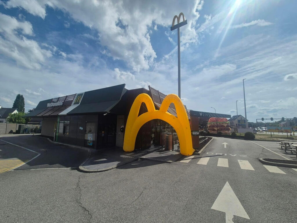 Opblaasbare gele boog bij de ingang van een McDonald’s-restaurant