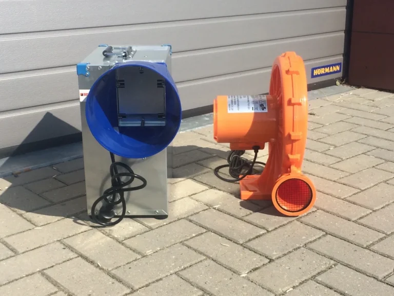 Gegalvaniseerde blower en oranje blower naast elkaar