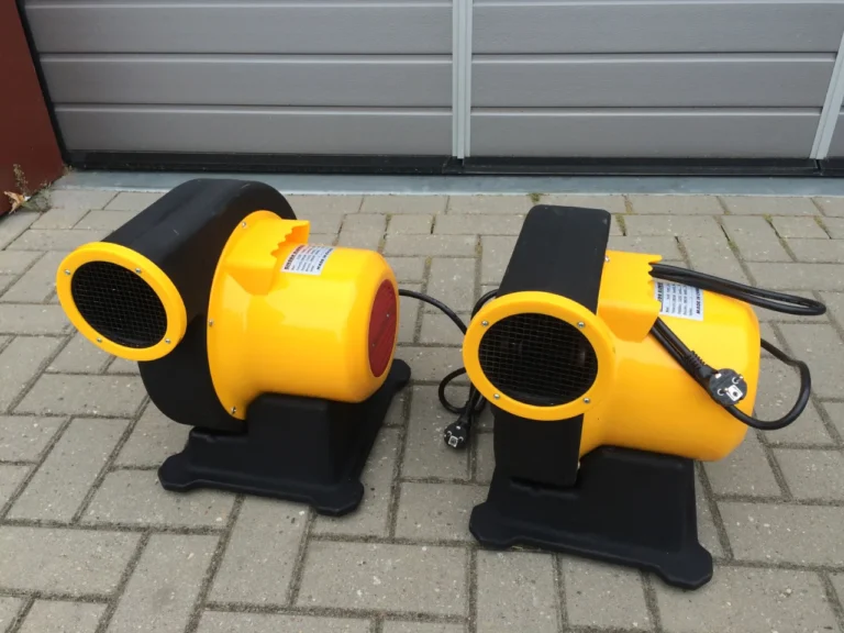 Twee gele blowers met zwarte voet