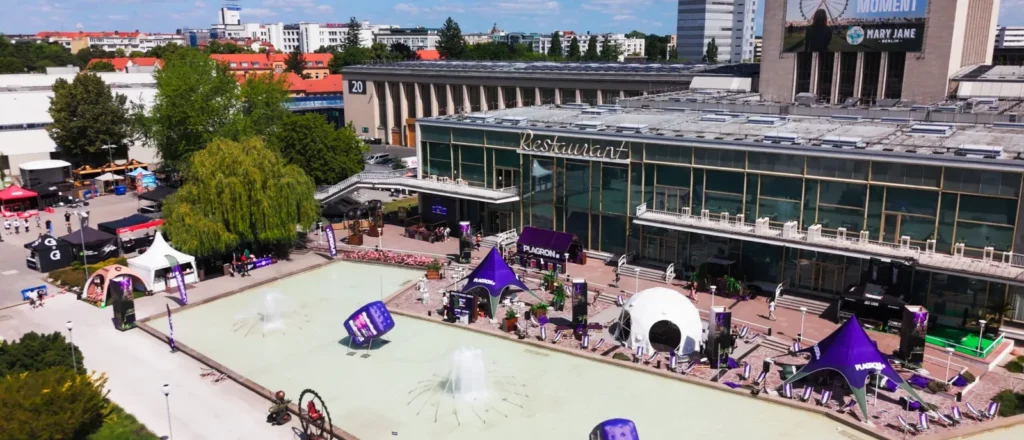 Luchtfoto van een evenemententerrein met opblaasbare tenten en decoratie