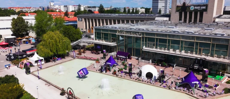 Luchtfoto van een evenemententerrein met opblaasbare tenten en decoratie