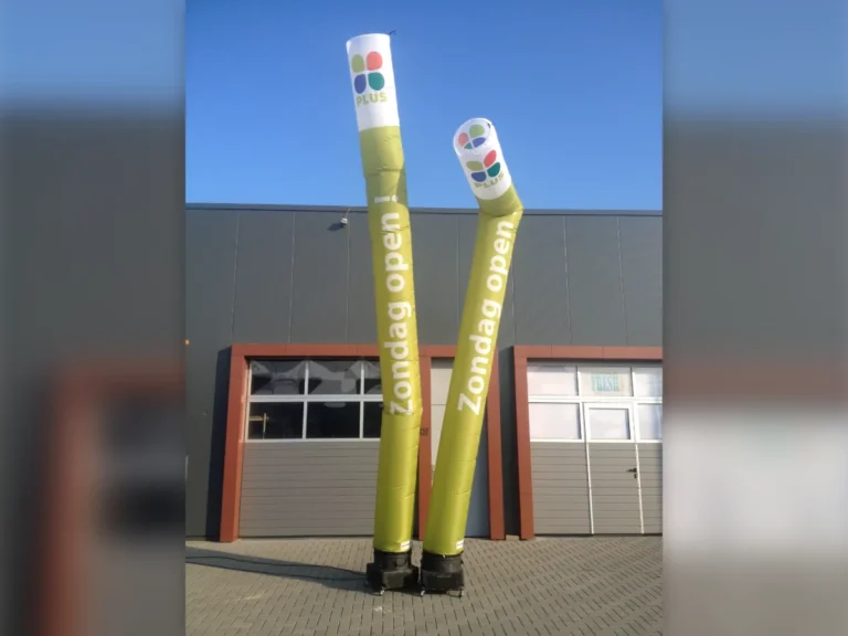 Twee gele skytubes met de tekst Zondag open voor een bedrijfspand